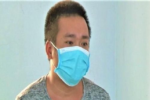 Giải quyết 'con nghiện' say rượu đánh người thân, chiến sĩ công an bị chém phải nhập viện