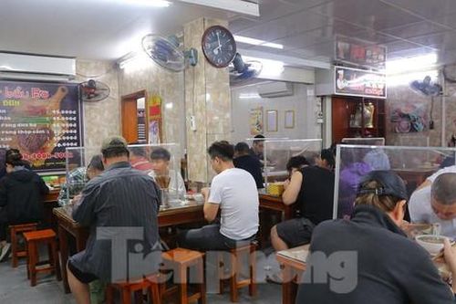 Người dân Thủ đô xếp hàng ăn phở từ sáng sớm