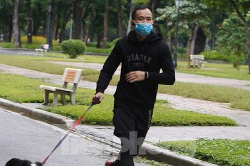Công viên mở cửa, người dân Hà Nội đội mưa đi tập thể dục