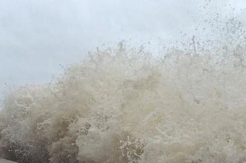 Bão số 8: Sóng lớn như bức tường nước dựng đứng ở biển Cửa Lò