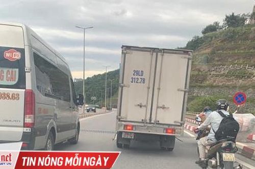 Cảnh ấm lòng ô tô chắn gió giúp xe máy đi qua cầu Bãi Cháy