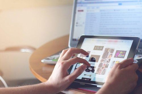 Được đi làm, phụ huynh nháo nhác tìm người 'canh' con học online