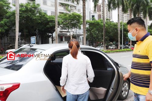 Hàng quán, taxi Hà Nội đông khách trong ngày đầu hoạt động trở lại