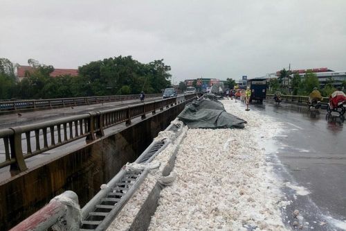 Xe đầu kéo chở vôi đâm gãy hàng chục mét lan can cầu