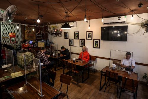 Quán càphê, hàng ăn tại Hà Nội tất bật mở cửa đón khách trở lại