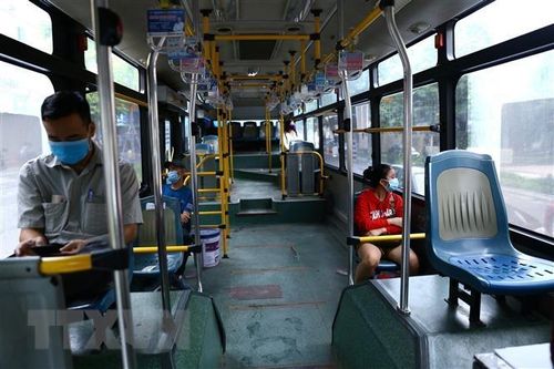 Người dân Hà Nội 'e dè' dịch bệnh, xe buýt, taxi vắng khách