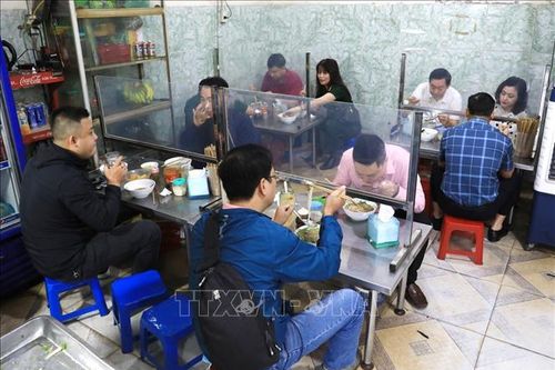 Hàng quán tại Hà Nội mở cửa đón khách không quá 50% công suất
