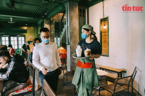 Người dân háo hức đến quán cafe sau nhiều tháng giãn cách xã hội