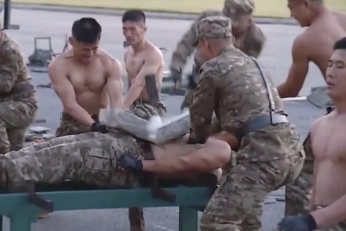 Video lính Triều Tiên phô diễn sức mạnh cơ bắp gây 'sốt' mạng xã hội
