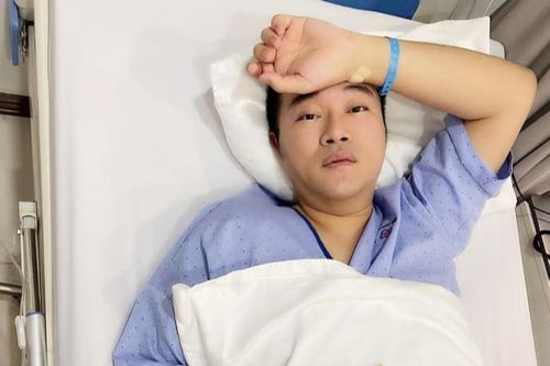 Ca sĩ Minh Quân bất ngờ đăng tải hình ảnh nằm trên giường bệnh, thần sắc nhợt nhạt khiến fan lo lắng
