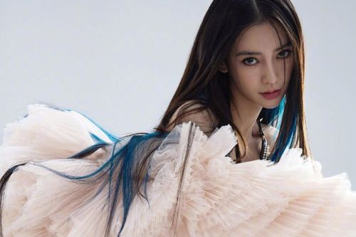 'Bạch phát ma nữ' Angelababy rũ rượi trên bìa tạp chí Harper's Bazaar