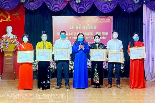 Bế giảng lớp Trung cấp lý luận chính trị - hành chính khóa XI.10