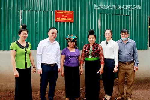 Thành phố gắn biển 12 nhà 'Đại đoàn kết' cho hộ nghèo
