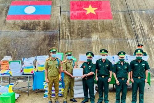 Biên giới - biển đảo Biên giới - biển đảo Tặng lương thực và vật tư y tế cho lực lượng vũ trang Lào