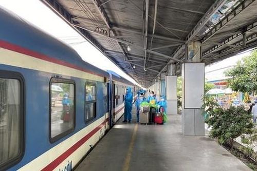 Hai chuyến tàu đưa 1.000 người dân Tuyên Quang, Ninh Bình từ TPHCM về quê