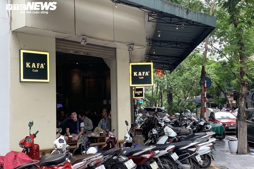 Quán cà phê Hà Nội chật cứng khách trong ngày đầu được bán tại chỗ