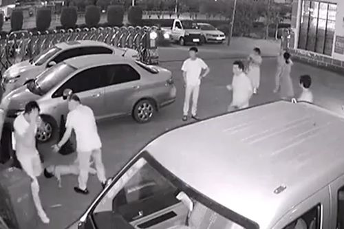 Người đàn ông bị gãy mũi khi đỡ cậu bé rơi từ tầng 3 khách sạn
