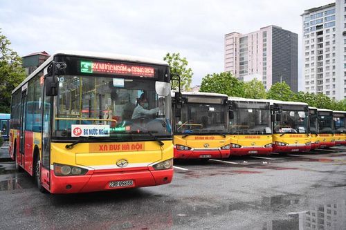 Ngày đầu xe buýt Hà Nội hoạt động trở lại: Bảo đảm phòng dịch, lượng khách chưa nhiều