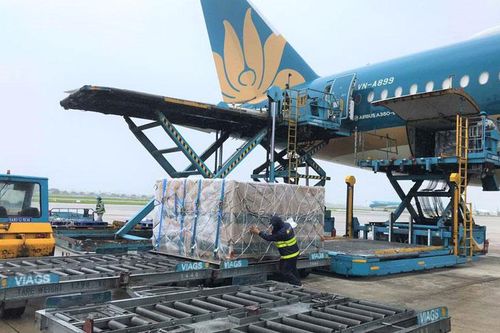 Vietnam Airlines vận chuyển an toàn 560.000 liều vắc xin và vật tư y tế về Việt Nam