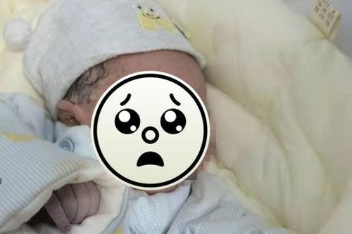 Vợ mới sinh được 14 tiếng, chồng đang ly thân vội đến bế con trai còn đỏ hỏn đi, yêu sách khiến dân tình ngán ngẩm