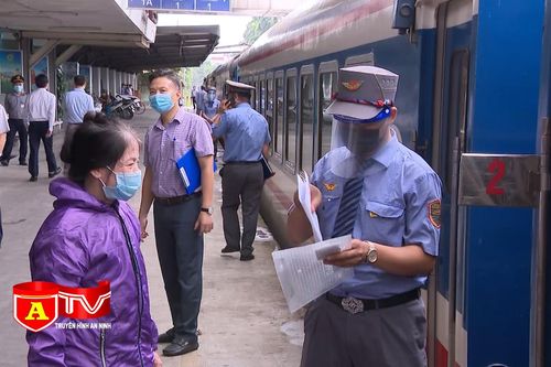 Đường sắt 'cháy vé' ngay sau khi hoạt động trở lại