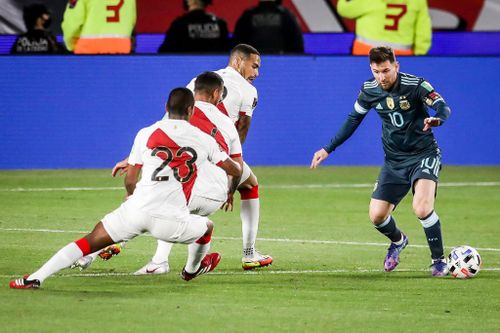 Khoảnh khắc Messi lừa bóng một lúc qua 3 đối thủ gây sốt