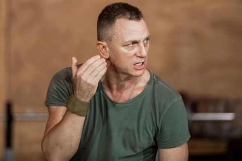 Lý do Daniel Craig thích đến quán bar đồng tính