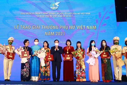 Vinh danh những tấm gương phụ nữ khát khao xây dựng cuộc sống tốt đẹp