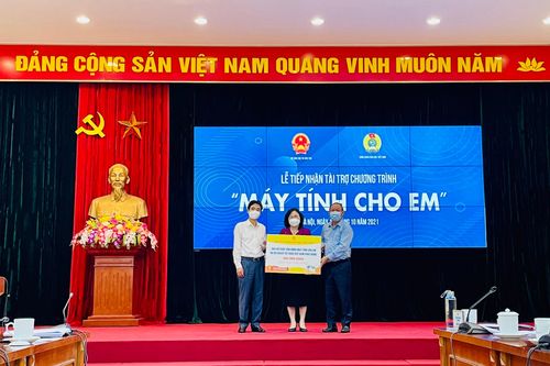 Tiếp nhận hơn 108 tỷ đồng tài trợ cho Chương trình 'Sóng và máy tính cho em'