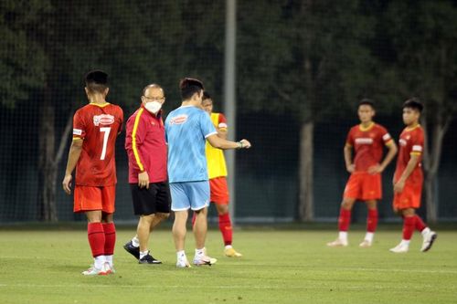 HLV Park Hang-seo giám sát kỹ buổi tập của U23 Việt Nam