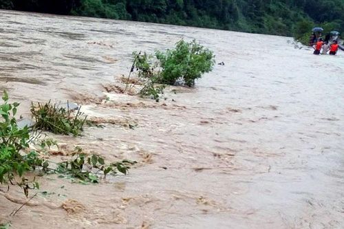 Lũ lên nhanh trên sông Thao, khả năng đạt đỉnh trong tối 15/10
