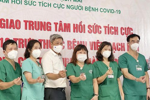 Cuộc bàn giao 'đặc biệt' của tuyến đầu điều trị Covid-19