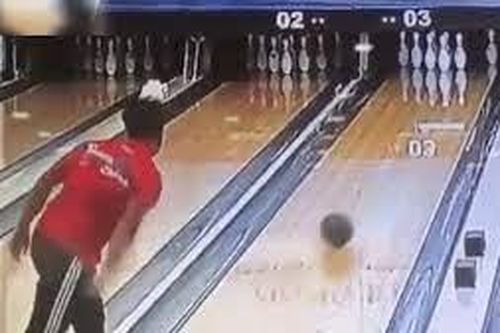 Clip: Màn biểu diễn ném bowling không thể tin nổi