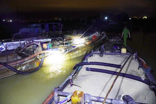 Nổ súng, vây ráp 4 tàu hút cát lậu trên sông Thạch Hãn lúc rạng sáng