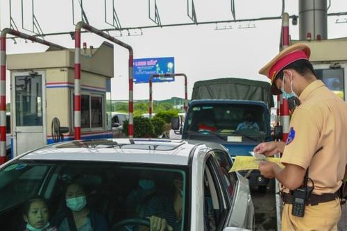 Hà Nội nên bỏ yêu cầu kết quả xét nghiệm đối với việc đi lại của người dân?