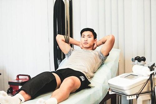 Hậu vệ Đoàn Văn Hậu hoàn thành thủ tục đi Hàn Quốc phẫu thuật