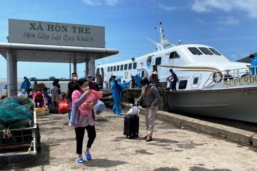 Kiên Giang đón gần 200 giáo viên, học sinh, người dân kẹt lại trong đất liền về xã đảo