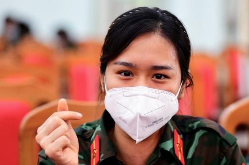 Sau 2 tháng vào hỗ trợ, chiến sĩ quân y lưu luyến chào bạn bè rời TP. HCM
