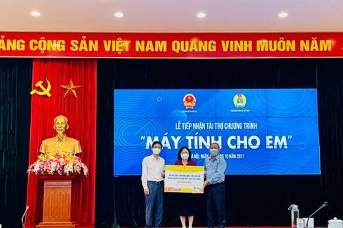 Bộ GD-ĐT tiếp nhận gần 90 tỉ đồng đóng góp cho chương trình 'Máy tính cho em'