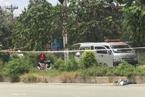 Người đàn ông tử vong sau khi bò ra từ đám cháy