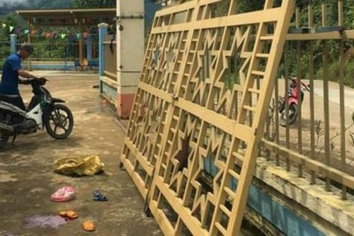 Sập cổng trường, 1 nữ sinh tử vong