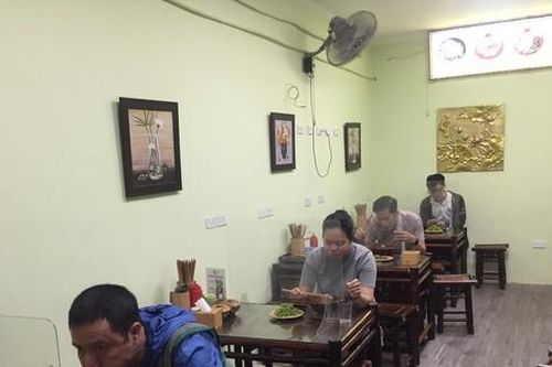 Quán ăn, cà phê ở Hà Nội đắt khách khi chuyển trạng thái phục vụ