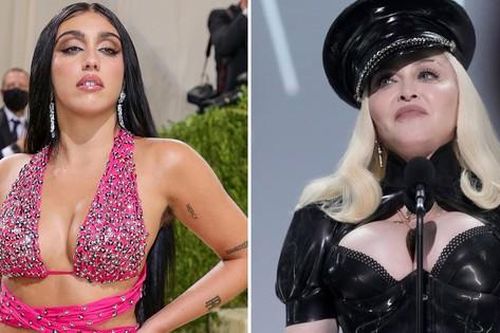 Con gái Madonna: Mẹ kiểm soát tôi cả đời