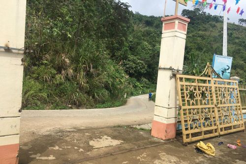 Cổng trường ngã đổ, một trẻ mầm non tử vong