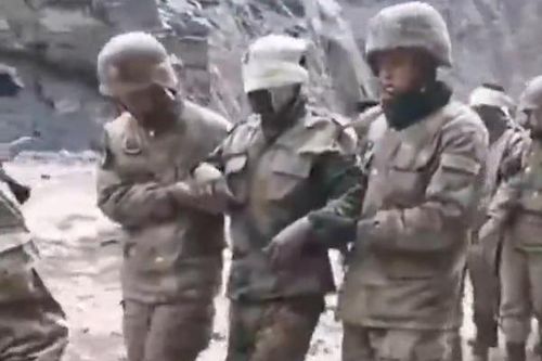 Trung Quốc công bố video bắt và áp giải binh sĩ Ấn Độ