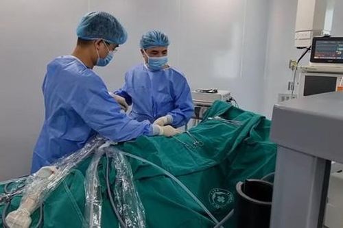 Tán sỏi qua da cứu thai phụ suy thận cấp