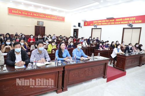 Bồi dưỡng chuyên đề 'Văn hóa ứng xử trong gia đình và nơi công sở'