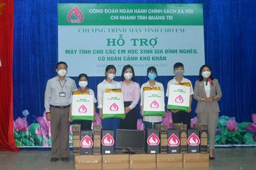 Công đoàn Ngân hàng Chính sách xã hội: Tặng 5 máy tính cho học sinh có hoàn cảnh khó khăn ở Quảng Trị