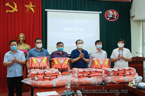 Bàn giao trang bị thiết bị phòng chống thiên tai và tìm kiếm cứu nạn