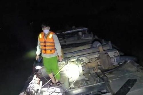 Công an nổ súng chặn bắt 4 tàu hút cát trộm trên sông